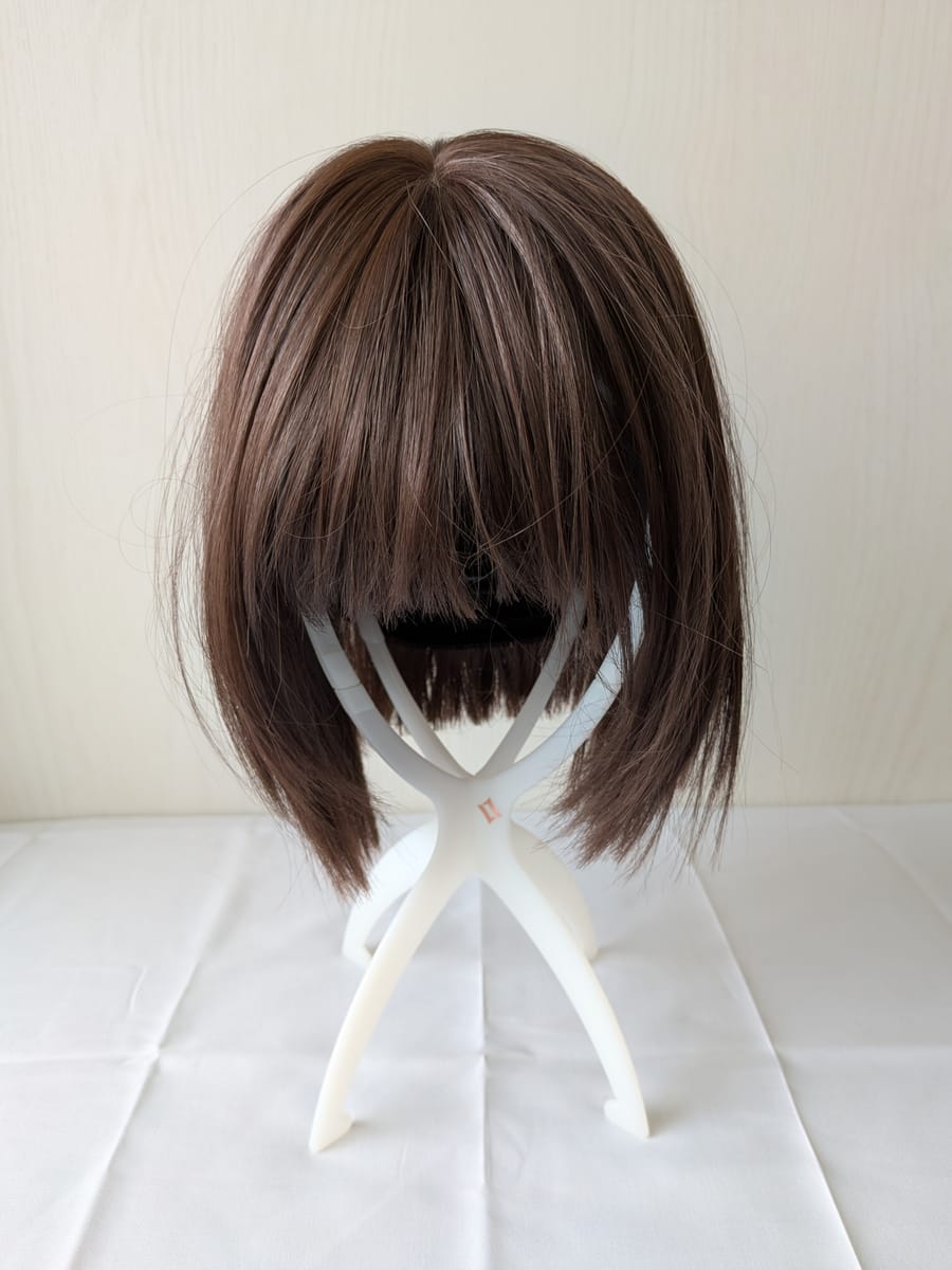 洗う前のウィッグ。毛先がぱさついた状態